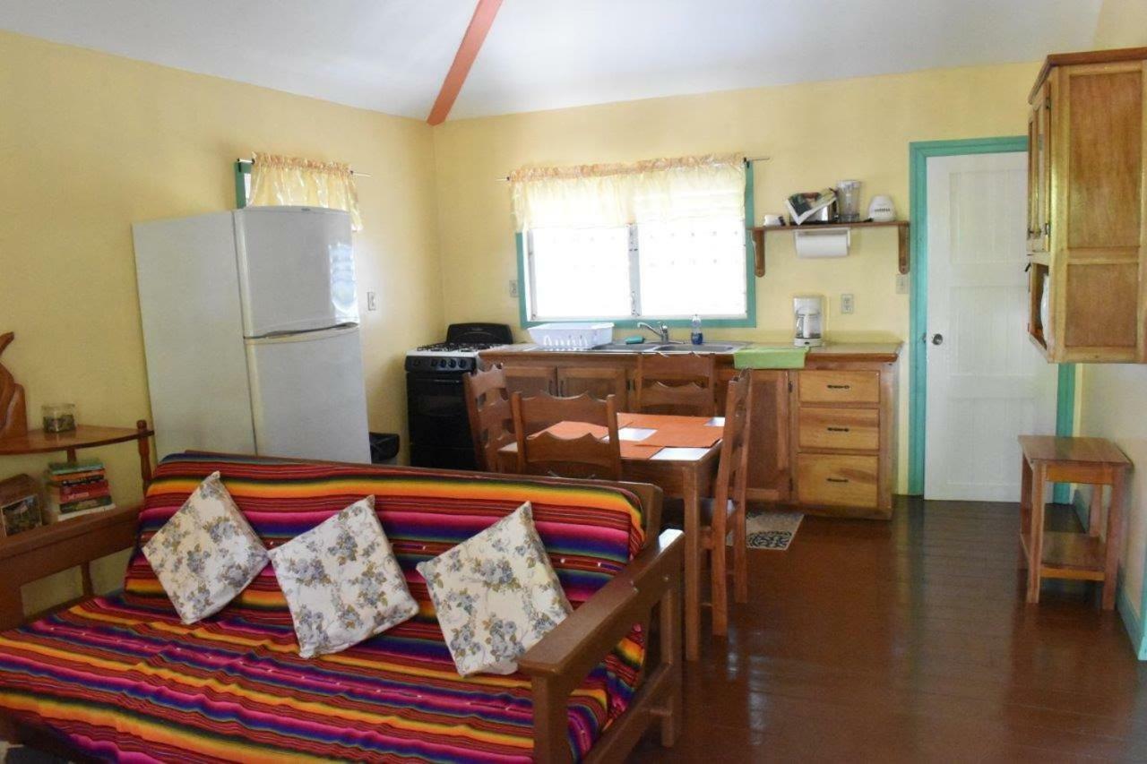 Lydia'S Guesthouse Placencia Экстерьер фото