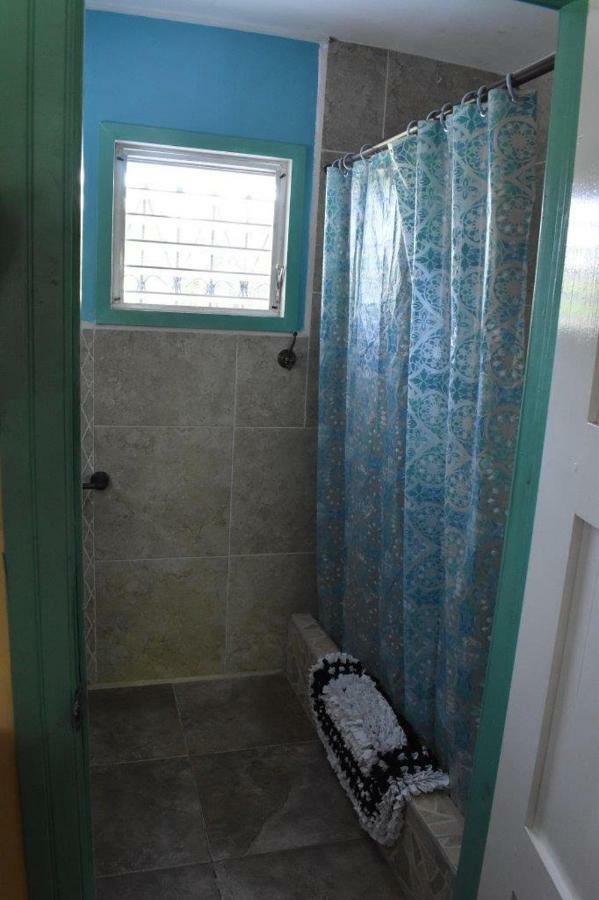 Lydia'S Guesthouse Placencia Экстерьер фото