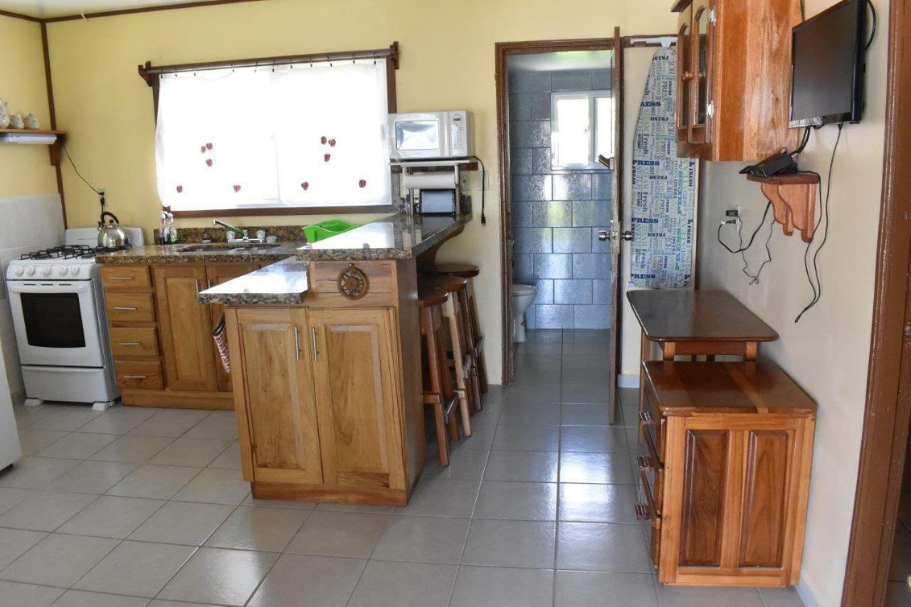 Lydia'S Guesthouse Placencia Экстерьер фото